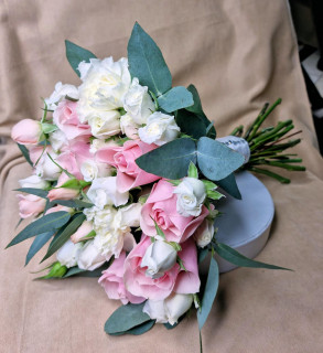 Свадебный букет в розово-белых оттенках